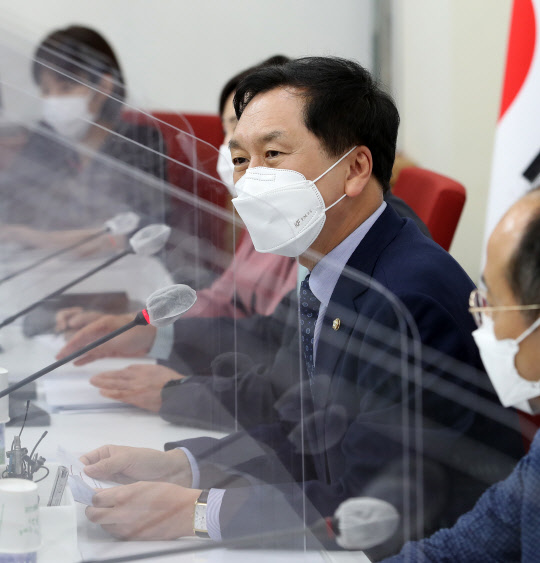 김기현 국민의힘 당대표 권한대행 겸 원내대표가 16일 서울 여의도 국회에서 가진 기자간담회에서 발언하고 있다.[사진=연합뉴스]